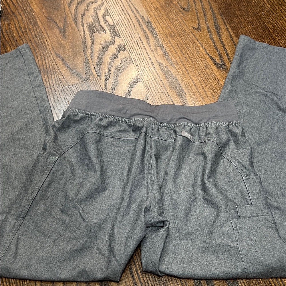 Figs Women’s Heather gray scrub set, size XS - Picture 7 of 7